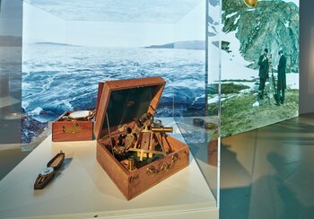 Sur les glaces éternelles la localisation se fait, comme en haute mer, au moyen d'un sextant et d'un chronomètre. | © © Musée national suisse