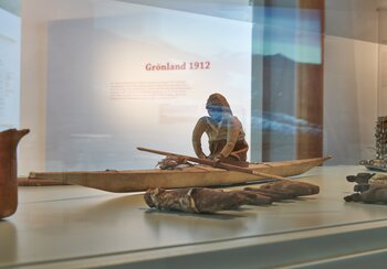Souvenirs populaires provenant du Groenland : miniatures et maquettes sculptées dans le bois ou les défenses de morse ou recouvertes de cuir. | © © Musée national suisse