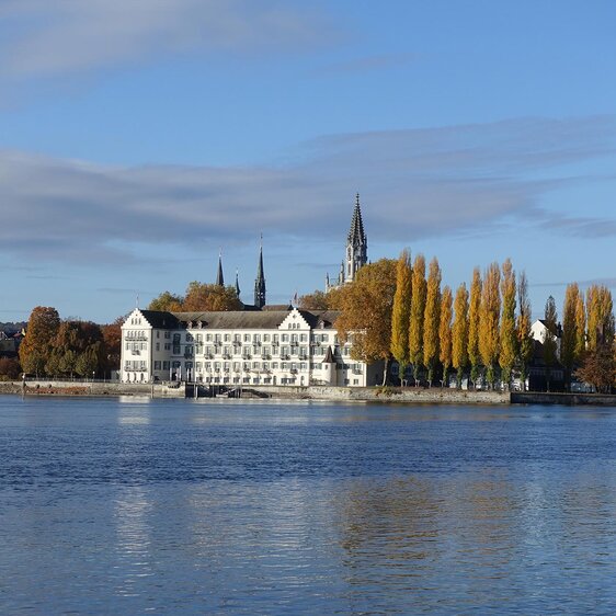 Blick vom rechten Ufer über den See auf das Konstanzer Inselhotel im Herbst 2023. Heute wird das im Besitz der badischen Staatsbrauerei Rothaus befindliche Hotel von der Steigenberger-Gruppe betrieben.