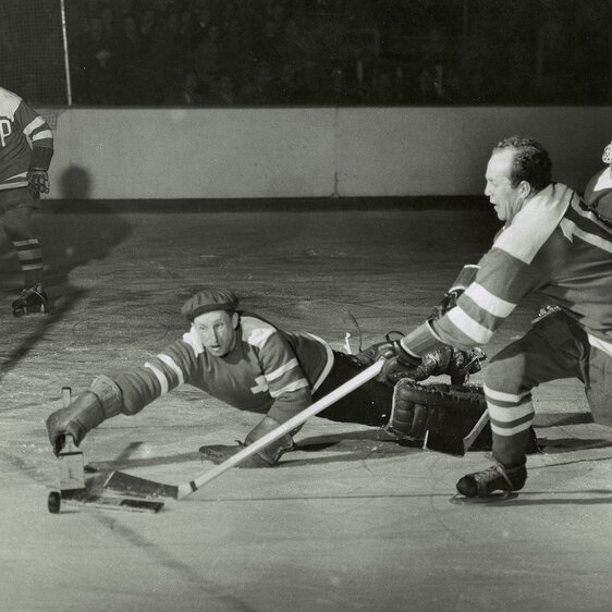 Torhüter Marti Riesen im Spiel der Schweiz gegen die Sowjetunion, um 1950.