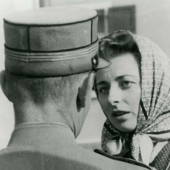 Mai 1945: Fürstin Gina trifft Hauptmann Eichenberger, Kommandant der Schweizer Grenzwache in Schaanwald.