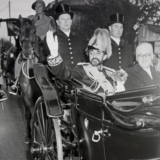 Im offenen Landauer mit Dragoner-Eskorte: Kaiser Haile Selassie und Bundespräsident Rodolphe Rubattel auf dem Weg vom Bahnhof Hindelbank zum Schloss Jegenstorf. Foto von Björn Lindroos, 1954.