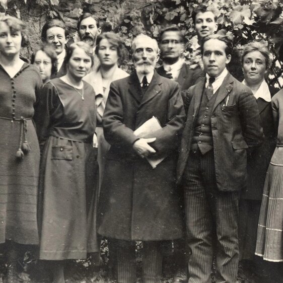 Sabina Spielrein (erste Reihe, zweite von links) verbringt ab 1921 in Genf am Institut J.J. Rousseau – eine wissenschaftlich produktive Zeit, sie hält Vorlesungen und Vorträge, publiziert und macht mit ihren Kollegen eine Reihe von Lehranalysen.