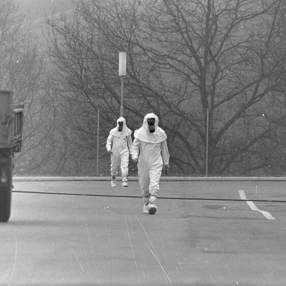 Bereits kurz nach dem Unfall konnten Fachleute in Schutzanzügen den Schaden für kurze Zeit begutachten.