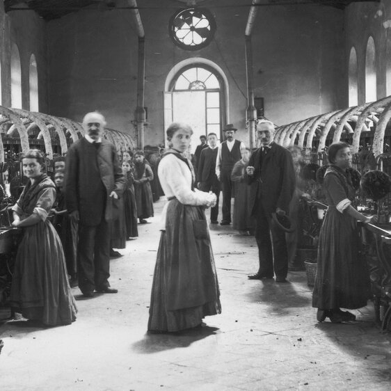 Kinder bei der Arbeit in einer Seidenzwirnerei. Foto von Rudolf Zinggeler-DaniothKinder bei der Arbeit in einer Seidenzwirnerei. Foto von Rudolf Zinggeler-Danioth, um 1890-1936.