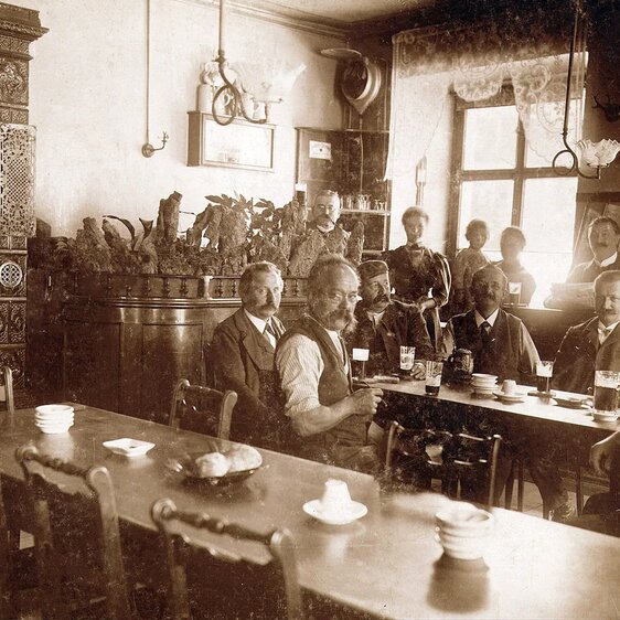 Bierrunde im Restaurant Prestegg in Altstätten, um 1930.