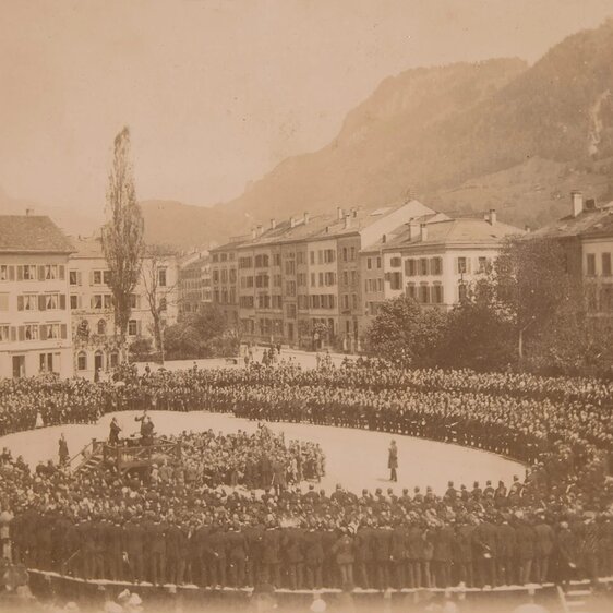Landsgemeinde in Glarus, wahrscheinlich Ende des 19. Jahrhunderts fotografiert.