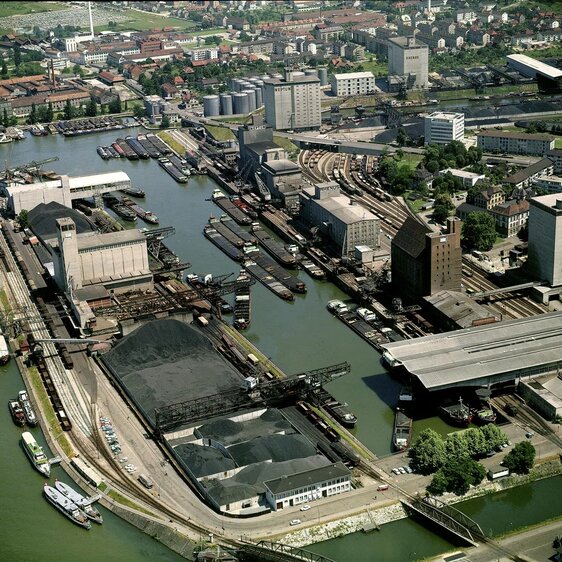 Buntes Treiben am Dreiländereck: Der Hafen Basel-Kleinhüningen im Juli 1965 | © ETH-Bibliothek Zürich, Bildarchiv / Fotograf: Vogt, Jules / Com_FC04-4000-012 / CC BY-SA 4.0