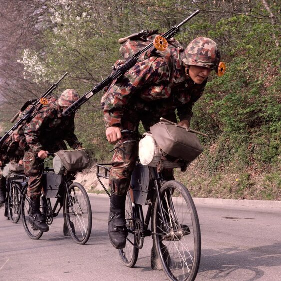 Eine Radfahrtruppe mit Gepäck bewältigt eine Steigung, 1981.