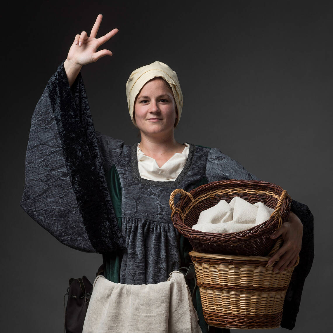 Gertrud die Stauffacherin mit Korb im Arm und die andere Hand zum Schwur erhoben