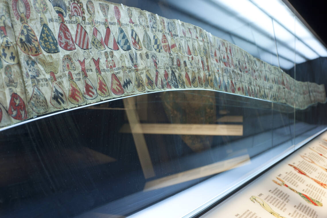 Vetrina con pergamena con stemma (pergamena di carta con vari stemmi di cavalieri)
