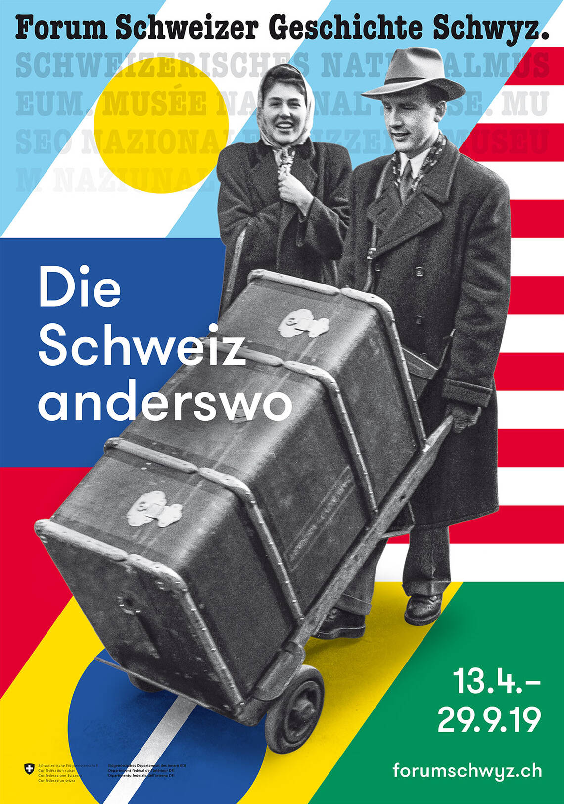 Keyvisual der Ausstellung "Die Schweiz anderswo" - es zeigt ein Ehepaar, der Mann stösst einen grossen Überseekoffer