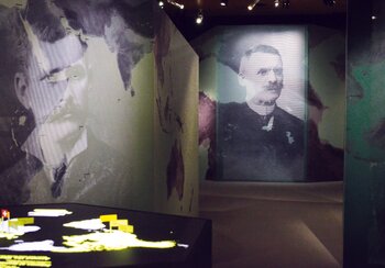 Blick in die Szenografie der Ausstellung «Die Schweiz anderswo» 