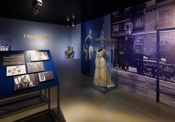 View to the evening dress worn by Empress Elisabeth of Austria | © © Swiss National Museum