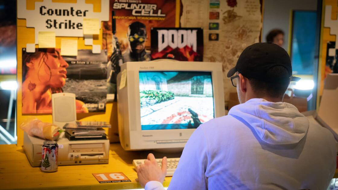 Eine Person spielt an einem alten PC der 1990er Jahre
