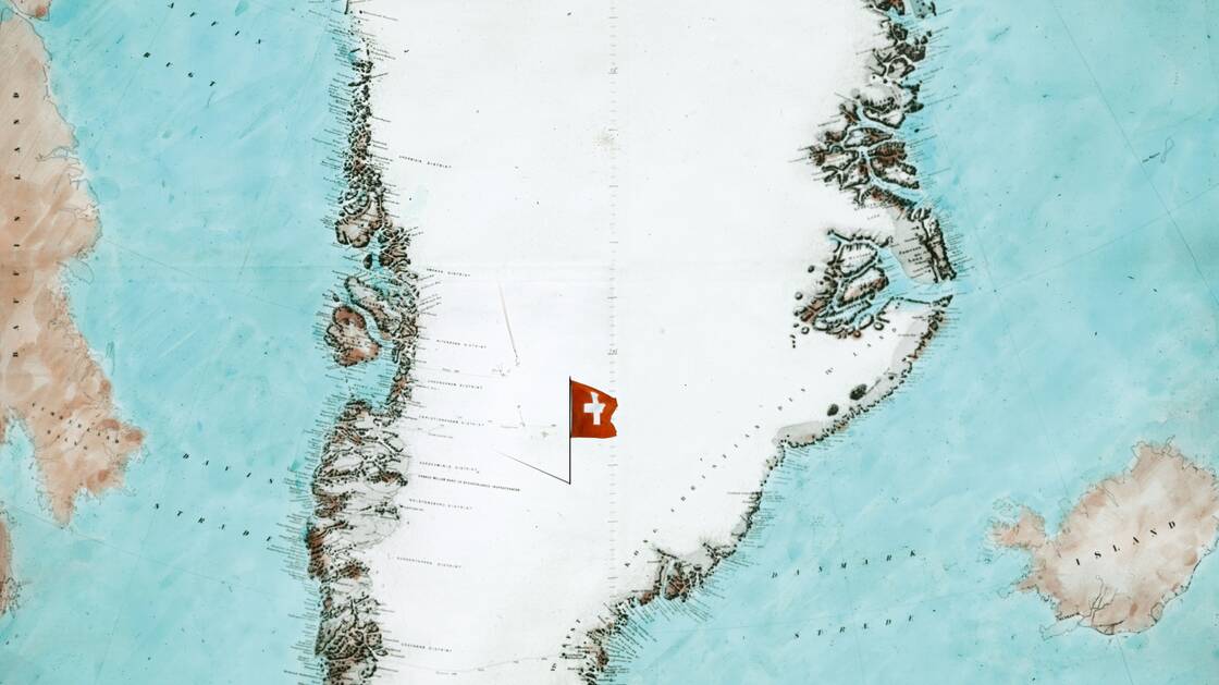 The key visual of the exhibition "Greenland 1912" is a historical map of Greenland with a small Swiss flag. | © Keyvisual der Ausstellung "Grönland 1912" - zu sehen eine alte Grönlandkare mit Schweizerflagge