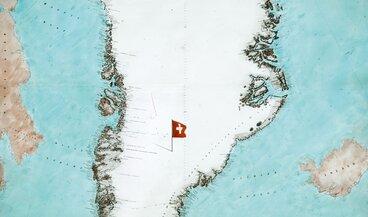 Keyvisual der Ausstellung "Grönland 1912" zu sehen ist eine historische Grönlandkarte mit kleinem Schweizer Fähnchen | © Keyvisual der Ausstellung "Grönland 1912" - zu sehen eine alte Grönlandkare mit Schweizerflagge