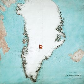 The key visual of the exhibition "Greenland 1912" is a historical map of Greenland with a small Swiss flag. | © Keyvisual der Ausstellung "Grönland 1912" - zu sehen eine alte Grönlandkare mit Schweizerflagge