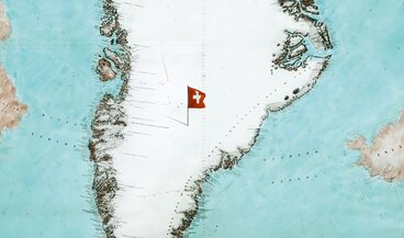 Visuel clé de l'exposition "Groenland 1912" : une carte historique du Groenland avec un petit drapeau suisse. | © Keyvisual der Ausstellung "Grönland 1912" - zu sehen eine alte Grönlandkare mit Schweizerflagge