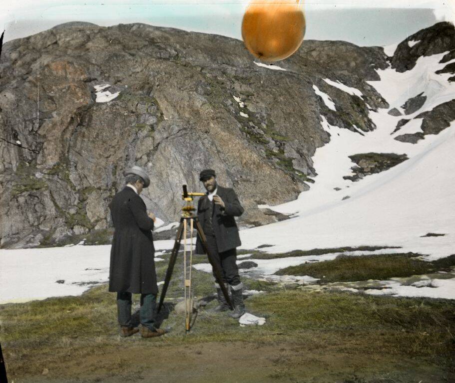 Zwei Forscher in Grönland lassen einen Pilotballon aufsteigen, Foto aus dem Jahr 1912