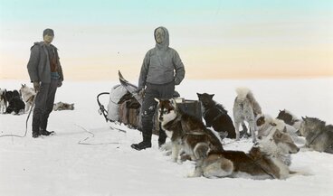 Expeditionsteilnehmer Fick und Hösli machen Rast mit Huskyhunden