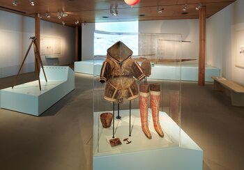 Anorak, pantalons pour femmes, gants et sachet de tabac en peau de phoque, bottes pour femmes, récipient à urine et couteau pour le traitement des peaux : de Quervain et d’autres membres de l’expédition fournissent aux musées ethnographiques suisses des objets de ce genre et d’autre type. | © © Musée national suisse