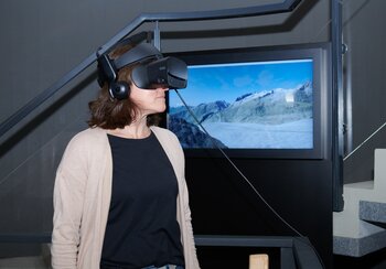 Wearing a 3D headset, the visitors set off on the ‘Expedition 2 Grad’ (Expedition 2 Degrees). In the virtual world around the Great Aletsch Glacier, they witness the effects of rising temperatures in the Alpine environment. | © © Swiss National Museum
