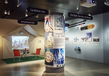 From camping chairs to the joy of reaching the summit | © © Swiss National Museum ǀ Photo: Mara Truog