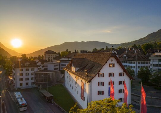 Aussenansicht Forum Schweizer Geschichte Schwyz bei Dämmerung und Sonnenuntergang