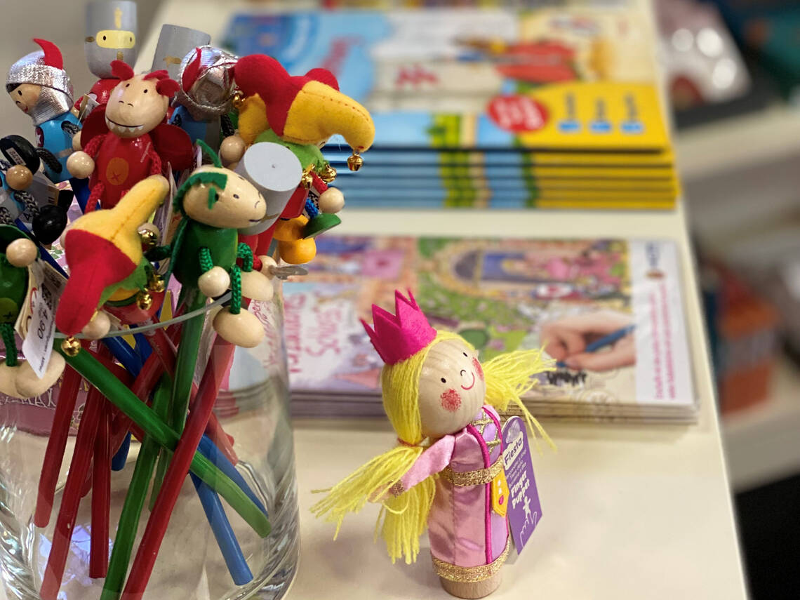 Crayon avec personnage de princesse et livres en arrière-plan