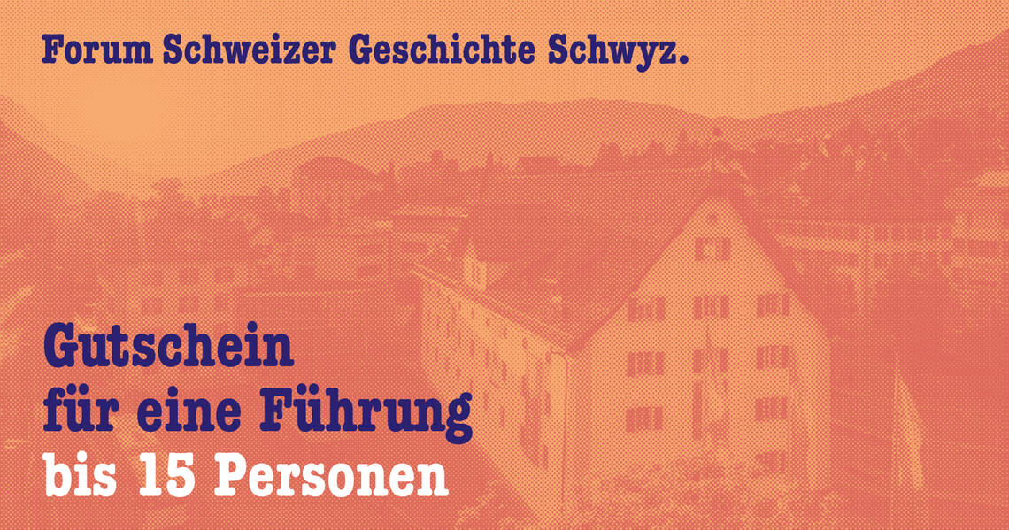 Gutschein in dunkelorangener Farbe gehalten, für Gruppenführungen bis 15 Personen, darauf zu sehen ist das Gebäude des Forum Schweizer Geschichte Schwyz.