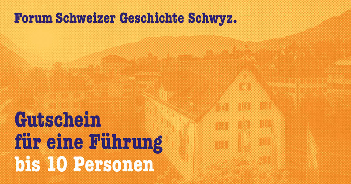Gutschein in oranger Farbe für Gruppenführungen bis 10 Personen, darauf zu sehen ist das Gebäude des Forum Schweizer Geschichte Schwyz.