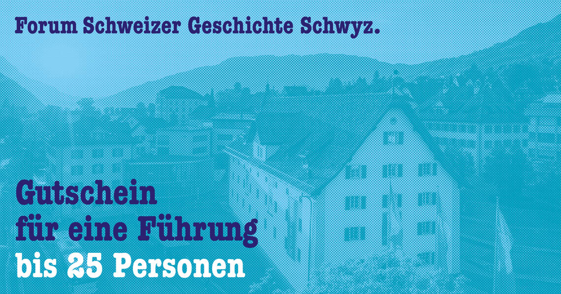 Gutschein in blauer Farme für Gruppenführungen bis 25 Personen, darauf zu sehen ist das Gebäude des Forum Schweizer Geschichte Schwyz.