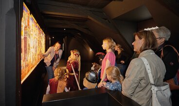 Cultural mediator guides a group through the exhibition. | © Stefan Kürzi