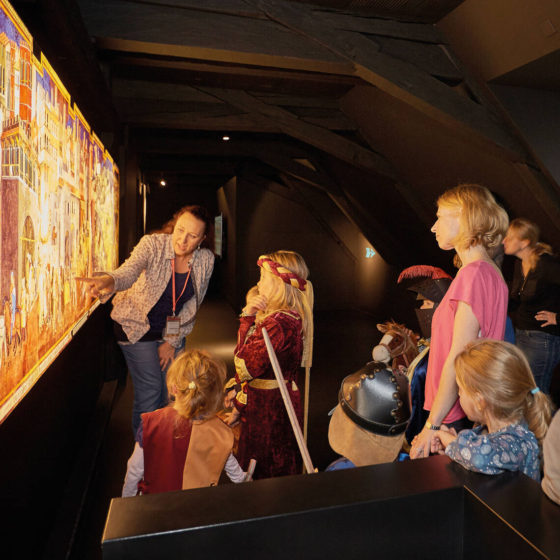 Cultural mediator guides a group through the exhibition. | © Stefan Kürzi