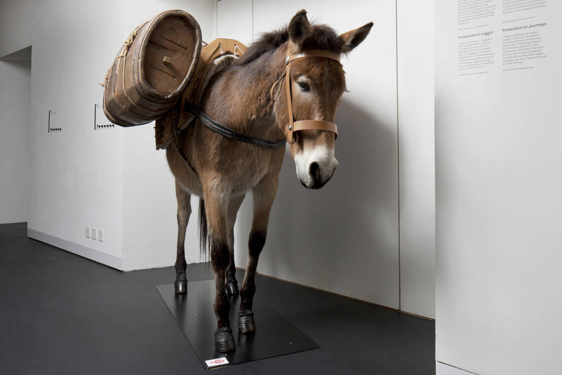 Präriertes Maultier das zwei hölzerne Fässer trägt, es ist in der Dauerausstellung "Entstehung Schweiz" als Objekt zu sehen