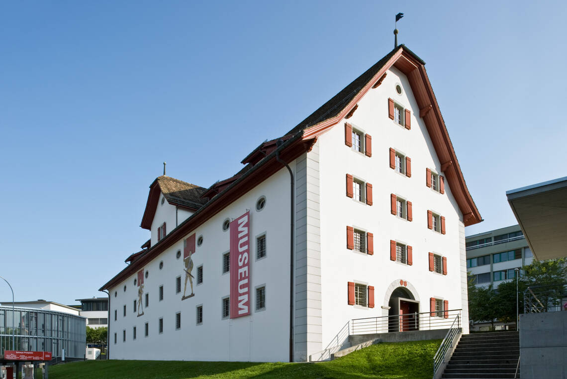 Vue frontale de l'extérieur du Forum de l'histoire suisse de Schwyz