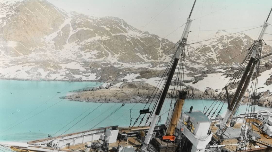 Das Expeditionsschiff «Fox» unter Schweizer Flagge an der grönländischen Küste, 1912. 