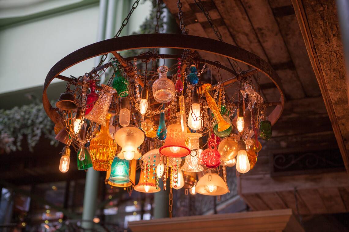 Lampada realizzata con vecchi vetri in un ristorante di Newcastle. Lampada realizzata con vecchi vetri in un ristorante di Newcastle.