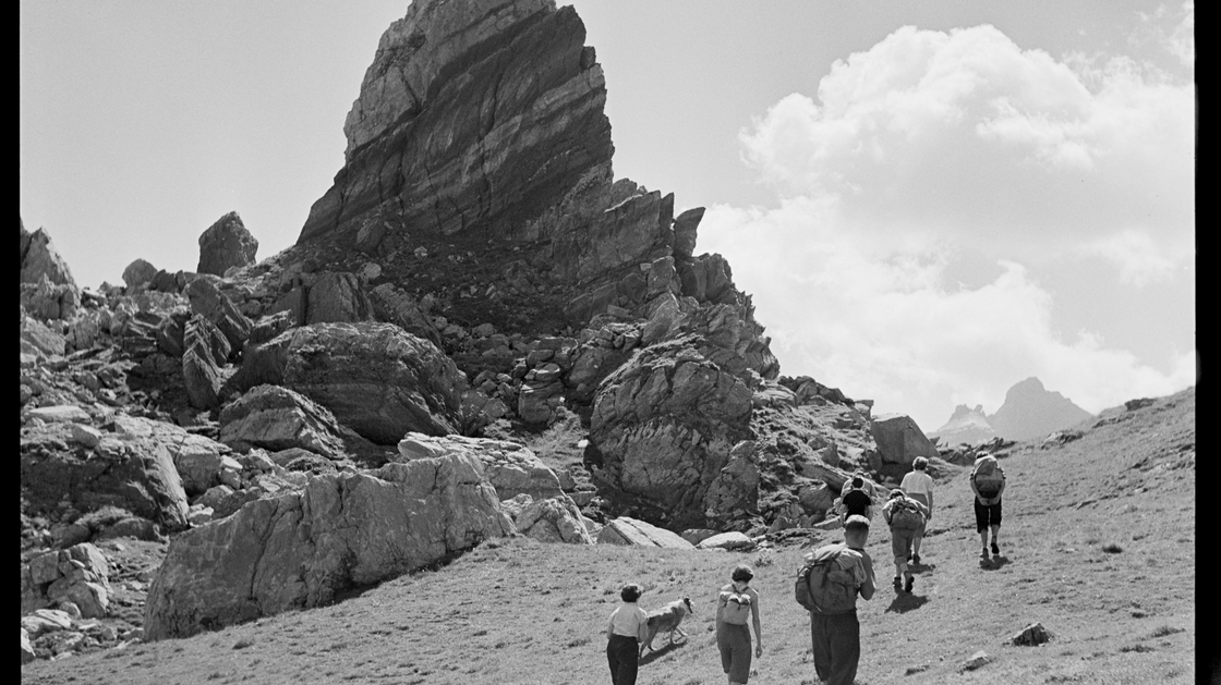 Groupe d'alpinistes lors de l'ascension en direction de la Dent Rouge