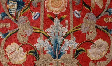 Chasuble avec broderie naturaliste colorée et motifs de fleurs et d'oiseaux rocaille disposés de manière symétrique, 1725 - 1750