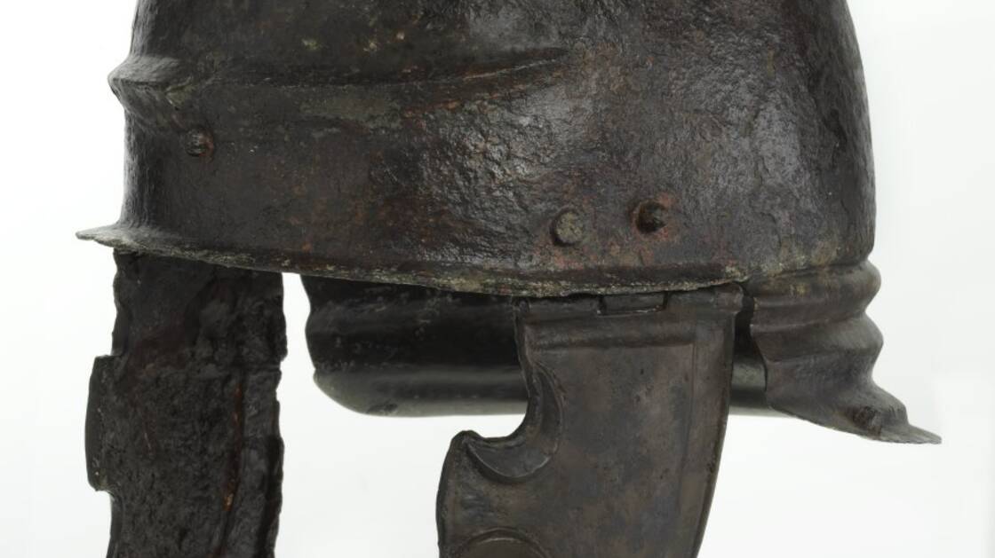 Eisenhelm mit Nackenschutz und Wangenklappen. Eisenzeit, Spätlatènezeit. Fundort: Port / BE | © Schweizerisches Nationalmuseum